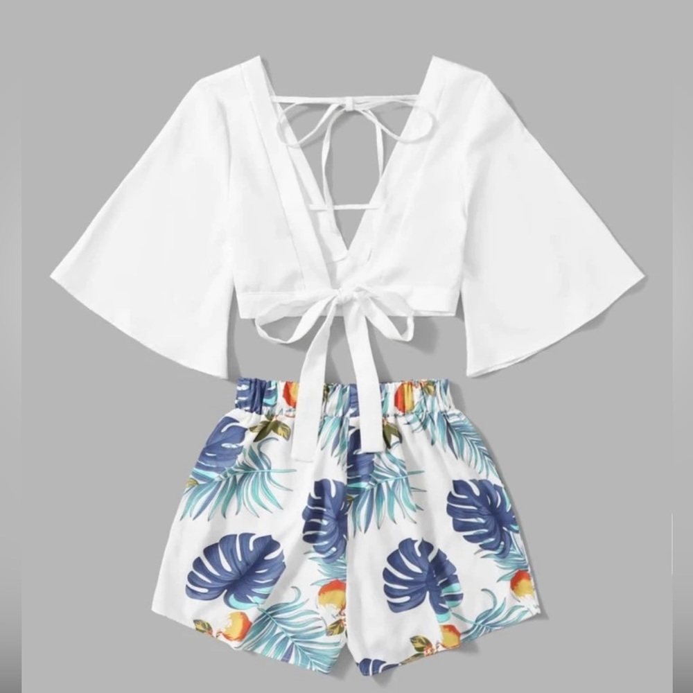 NWT VCAY Plunging Self-Tie Top & Tropical Print Shorts Set Size XS Set